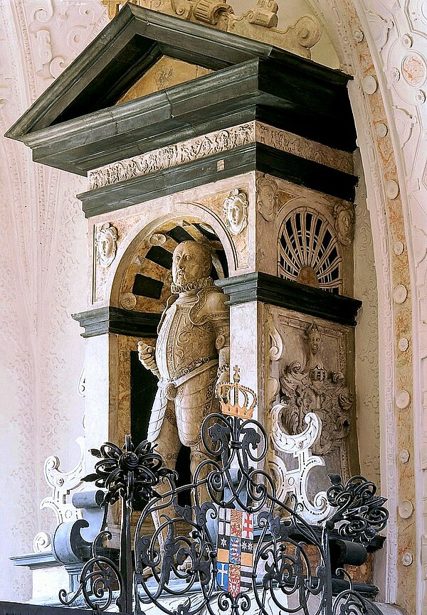 Barockes Grabmal mit aufrechter Marmorstatue, die Landgraf Philipp II. von Hessen-Rheinfels zeigt