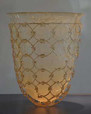 Kunstvoller Trinkbecher, gold verziertes Glas