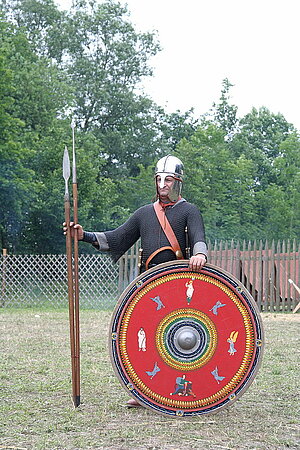 Römischer Legionär mit kurzen Speeren, rundem Schild und Kettenhemd