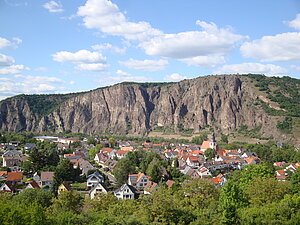 Das Felsmassiv Rotenfels, davor Häuser des Ortes Ebernburg.