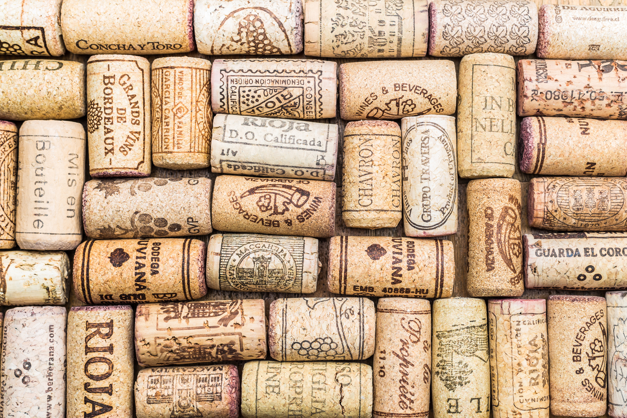Closeup-Muster Hintergrund von vielen verschiedenen Weinkorken mit Daten und Tropfen von Wein