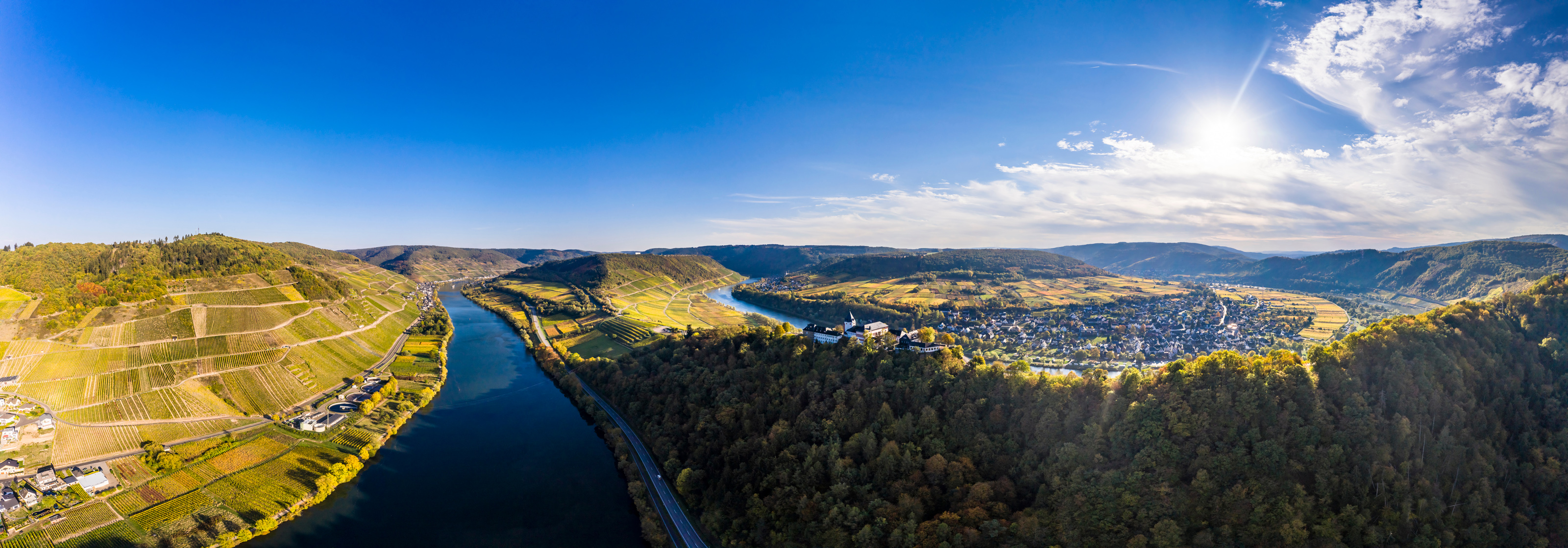 Luftbild der Moselschleife bei Pünderich im Landkreis Cochem.