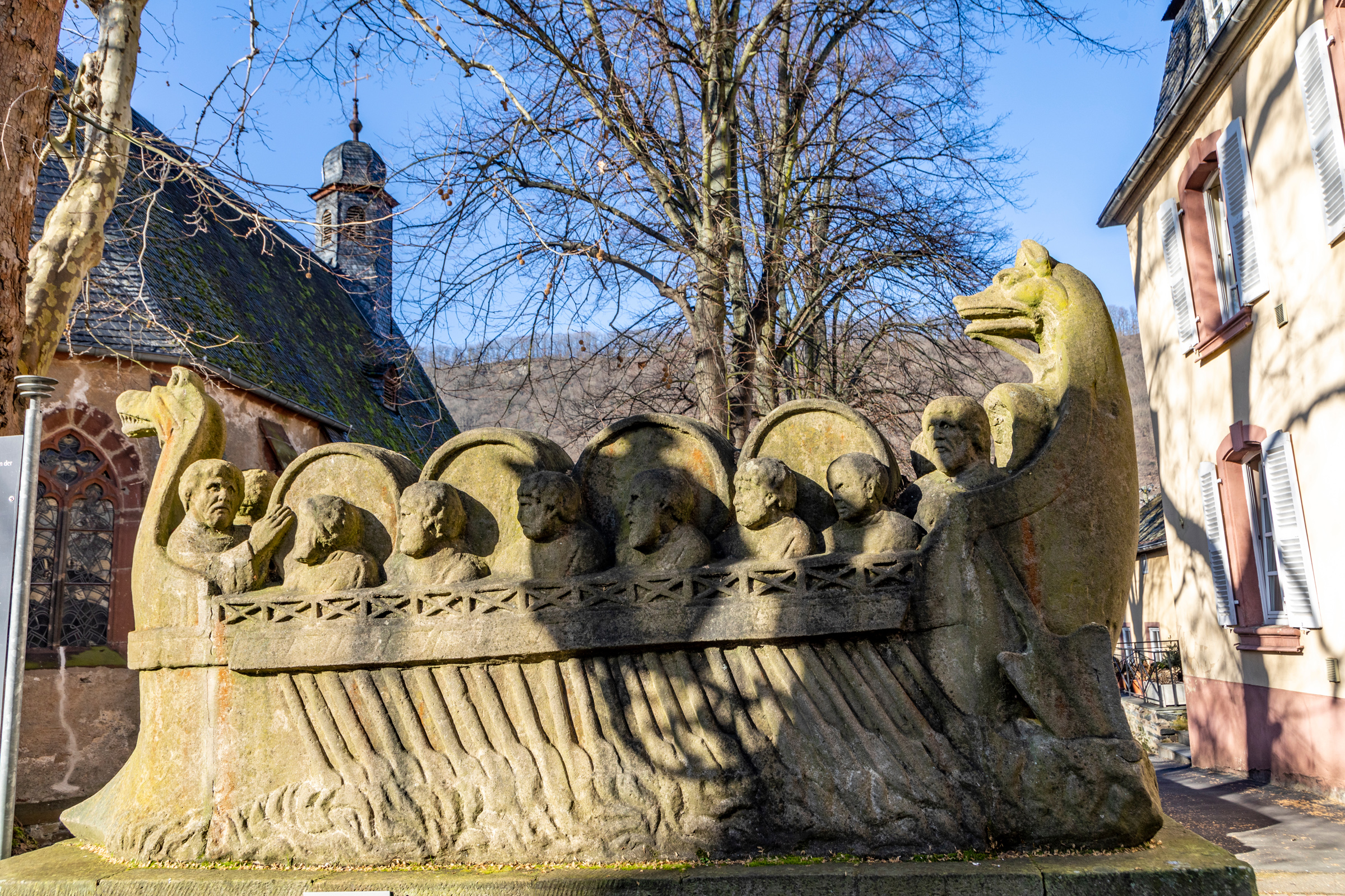 Das Neumagener Weinschiff, Replik einer Grabstatue aus Neumagen-Dhron in der Trierer Altstadt.