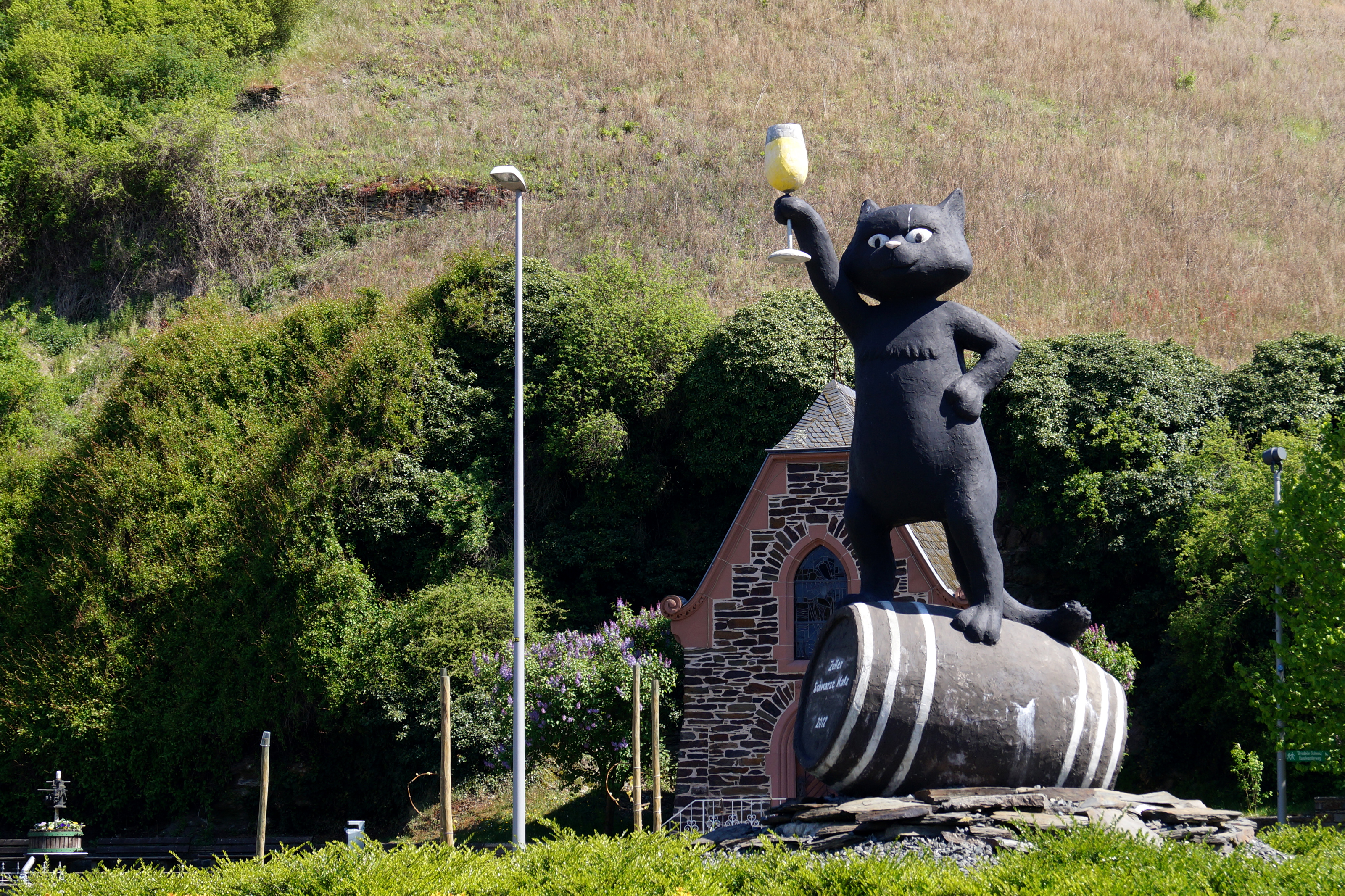 "Zeller Schwarze Katz"-Skulptur auf dem Kreisverkehr in Zell.