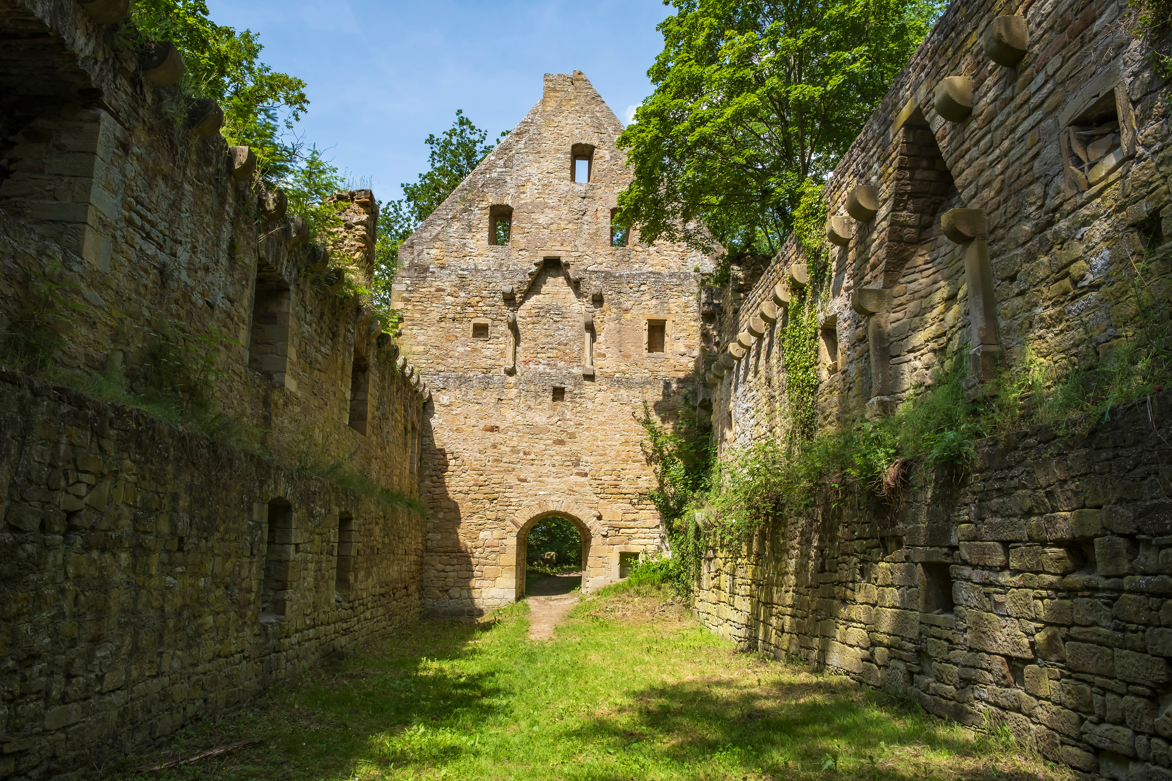 Blick in die Ruinen des Klosters Disibodenberg bei Staudernheim